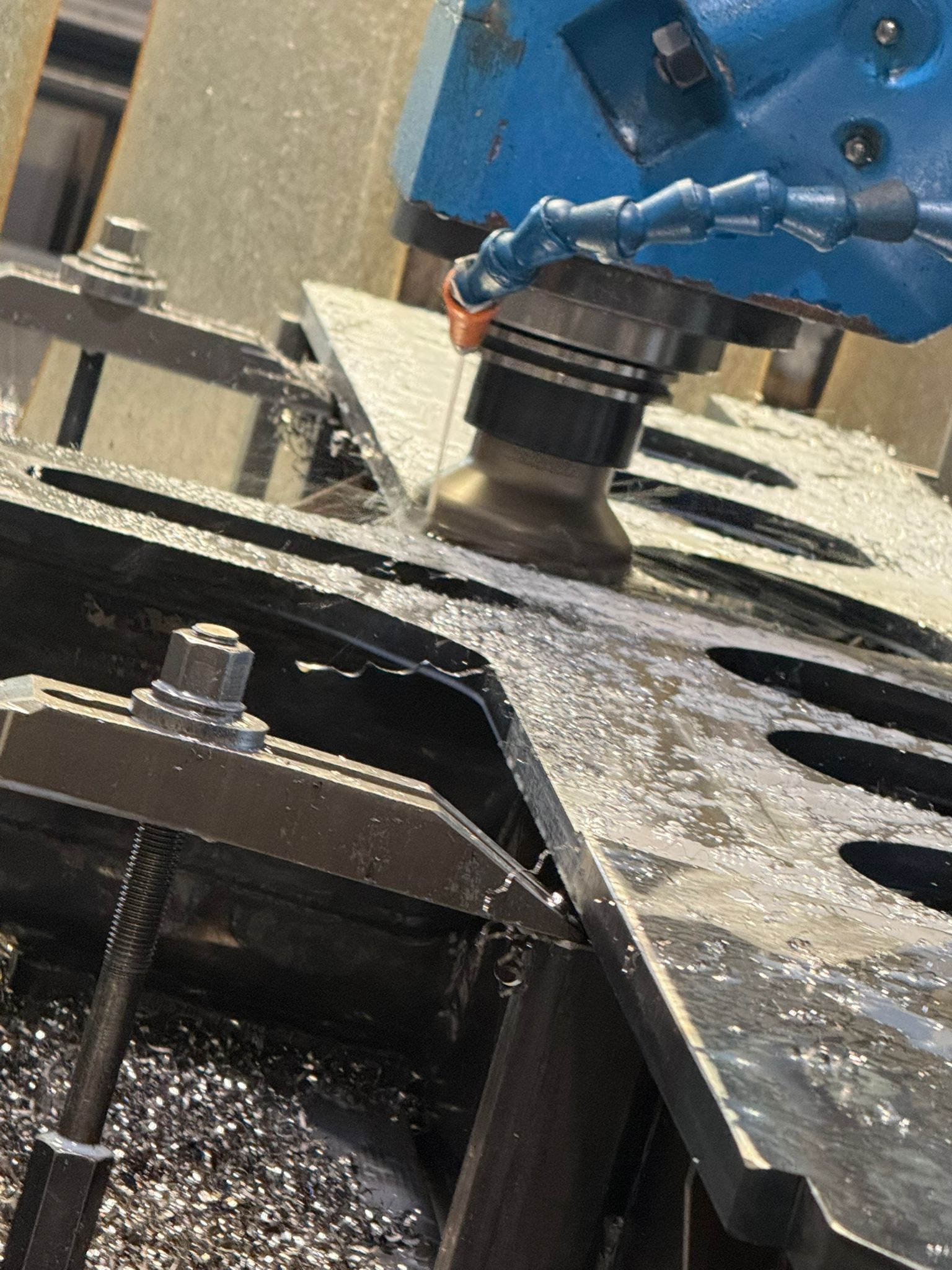 Flächenfräsbearbeitung auf der Flachbettfräse mit 125-mm-Messerkopffräser.