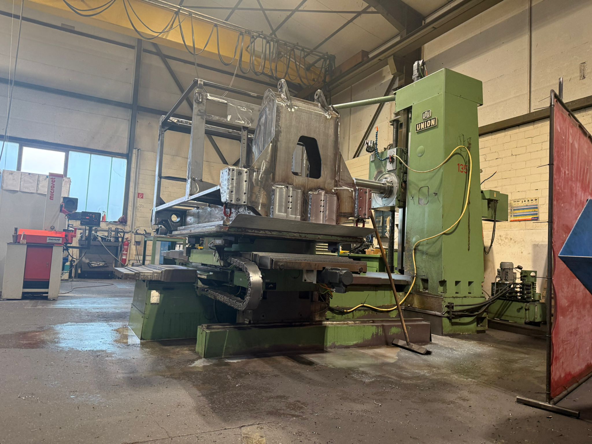 Fräsbearbeitung auf dem CNC-Bohrwerk: gesamte Ansicht der Größe.