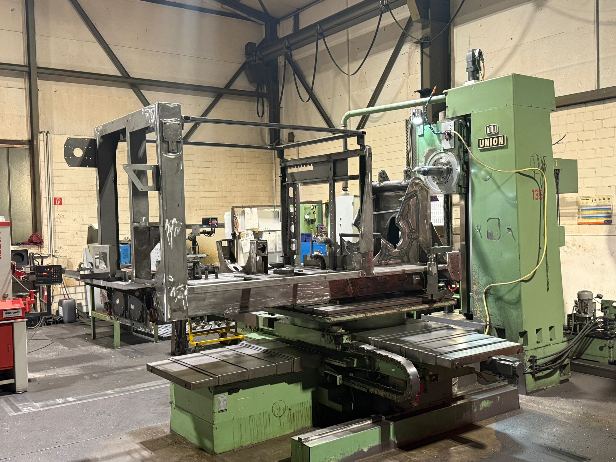 Fräsbearbeitung auf dem CNC-Bohrwerk, Flächenanarbeitung Z-Achse über Gesamtbreite.