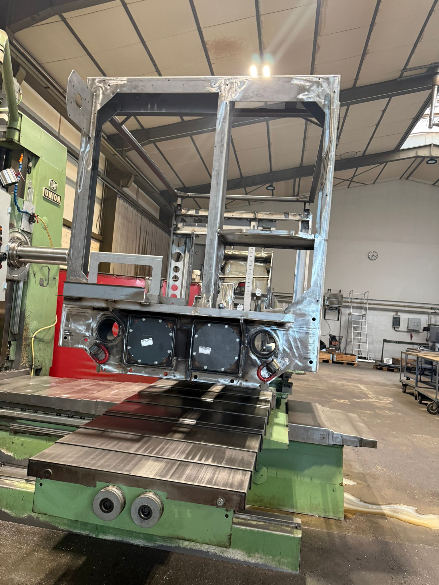 Fräsbearbeitung auf dem CNC-Bohrwerk Flächenanarbeitung Anschlusserweiterung.