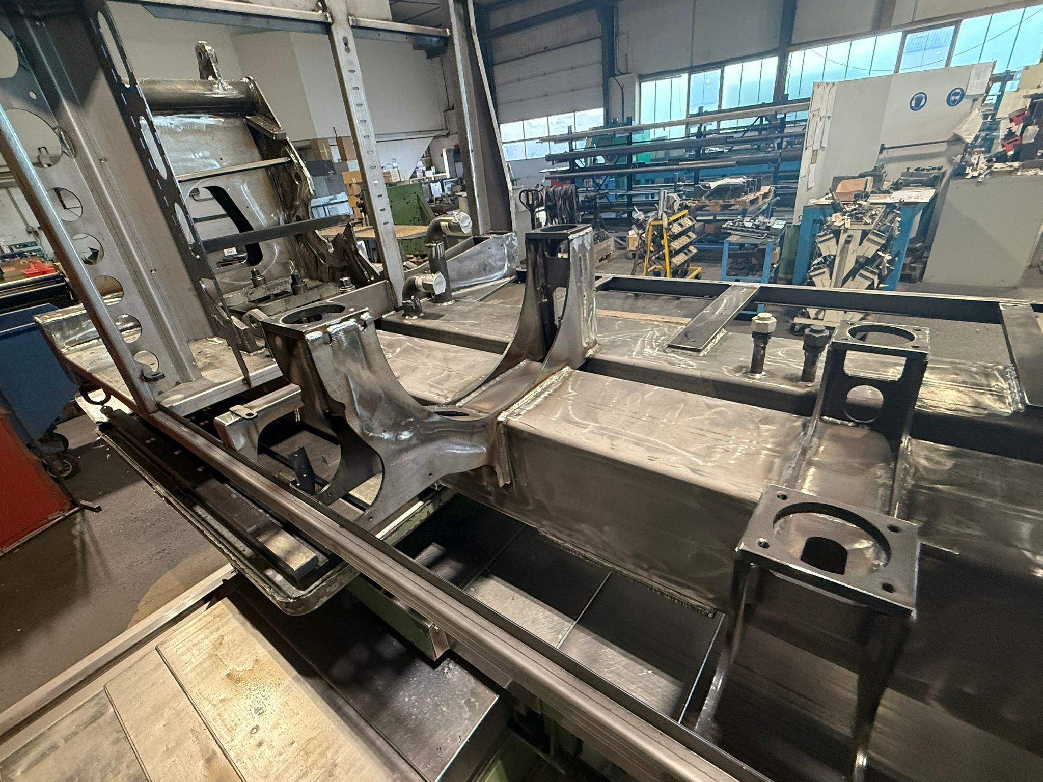 Fräsbearbeitung auf dem CNC-Bohrwerk Flächenanarbeitung Aufnahmepunkte Bohrgeräteaufsatz.