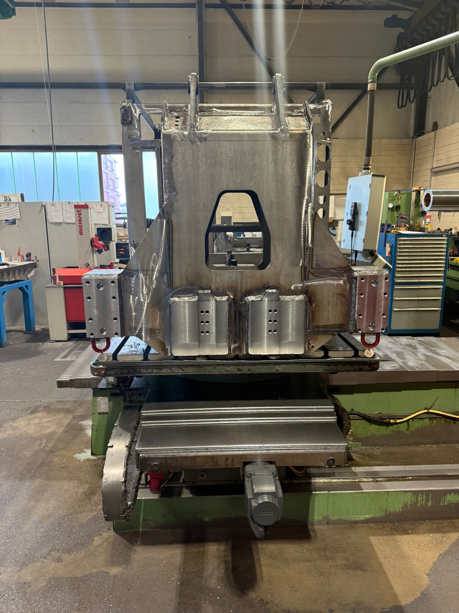 Fräsbearbeitung auf dem CNC-Bohrwerk für Lagerbockanbindung.