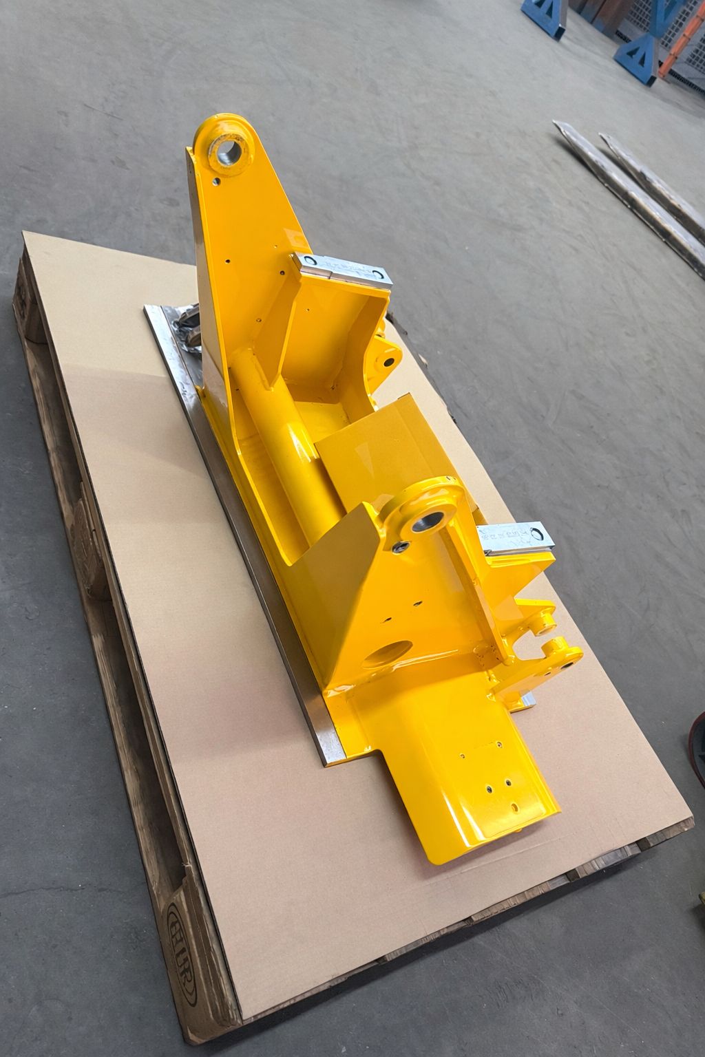 Bild zeigt eine fertige Schweißbaugruppe, in Kundenwunschfarbe lackiert.