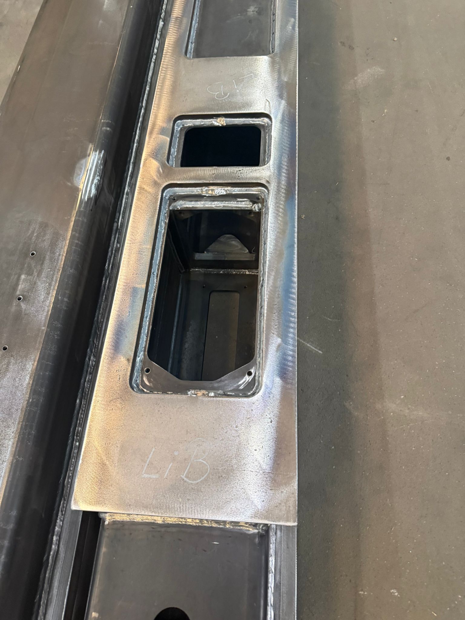 Bild zeigt Schweißverbindung Hardox mit Stahl in mehrlagiger Ausführung der Schweißnaht.