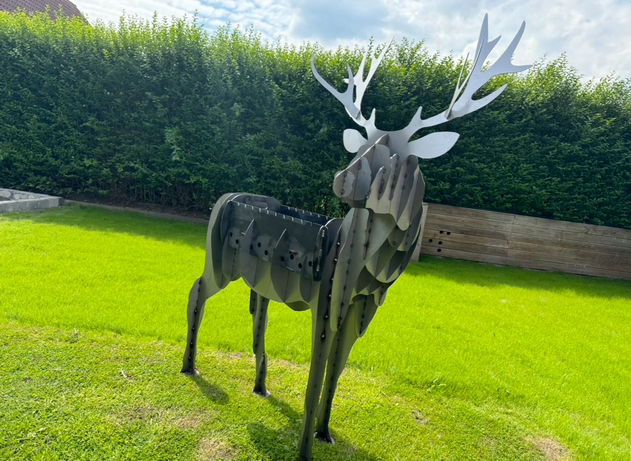 Hirsch aus Metall von der Seitenansicht