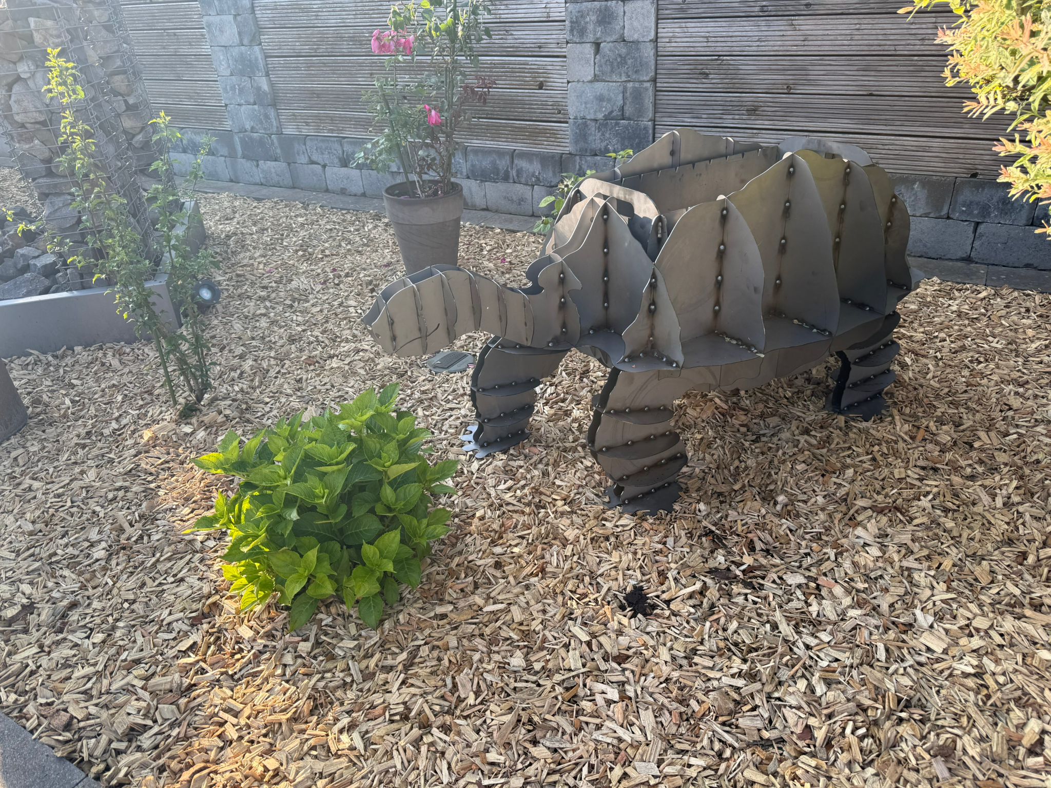 Eine Schildkröte, aus Metall gefertigt.