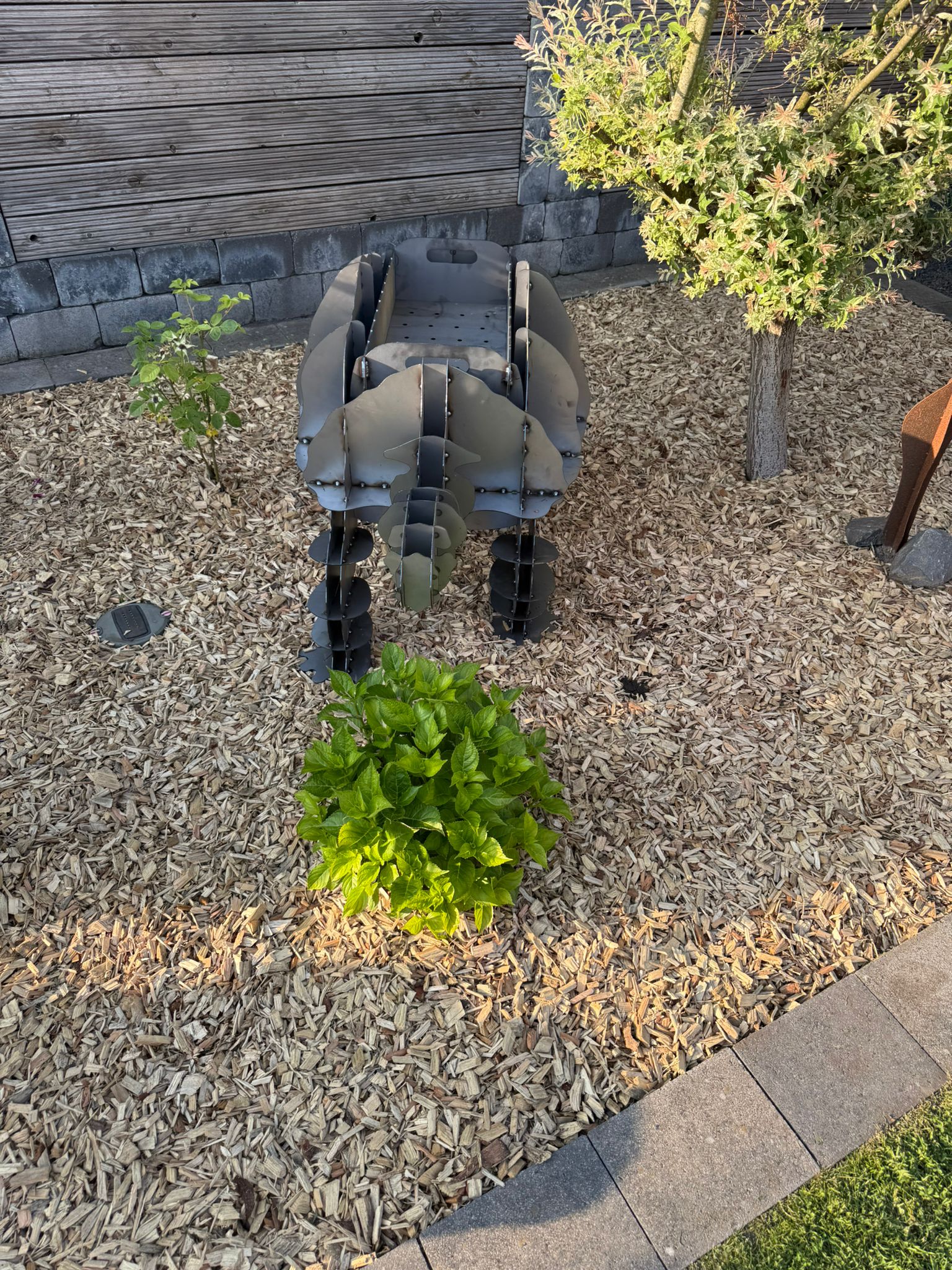 Schildkröte aus Metall von oben fotografiert.