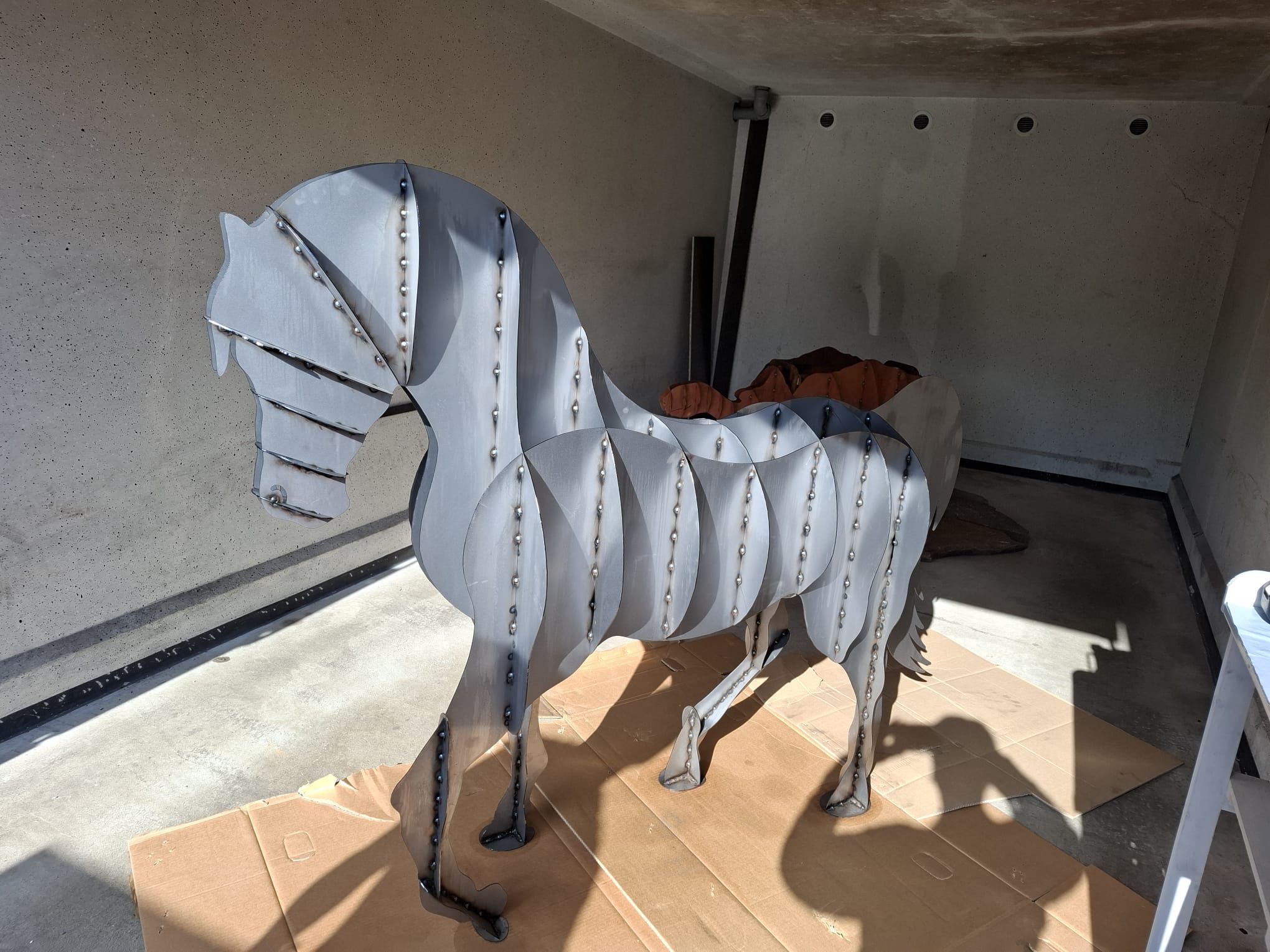 Ein Pferd, aus Metall gefertigt.