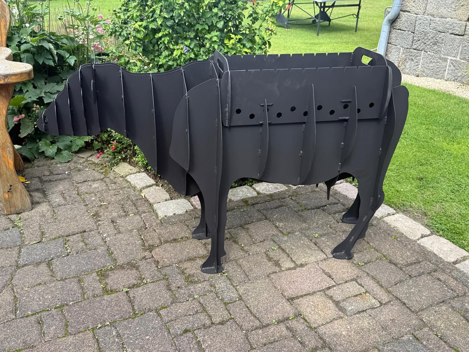 Ein Stier aus Metall, fotografiert von der Seite.