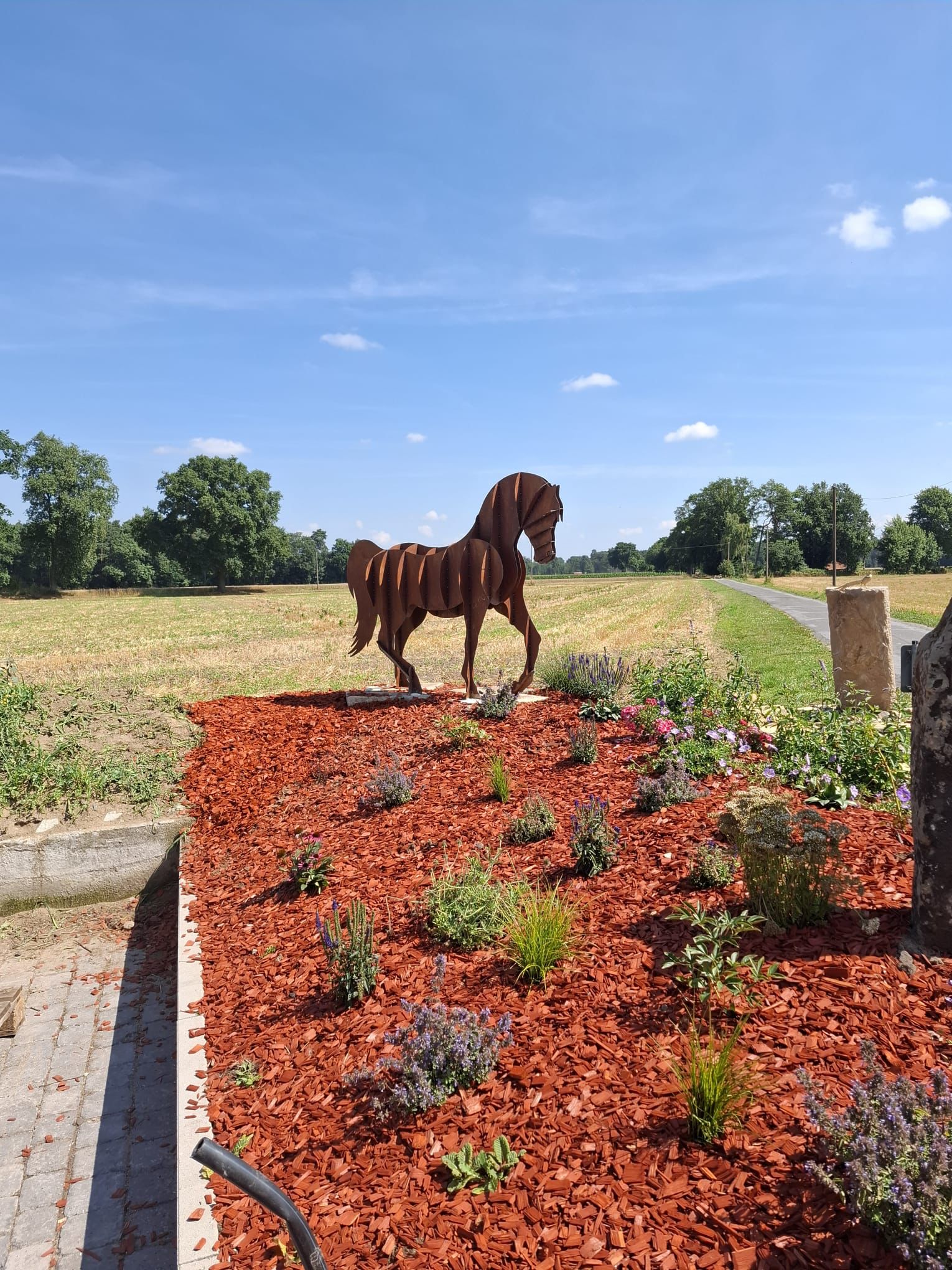 Ein Pferd aus Metall gefertigt