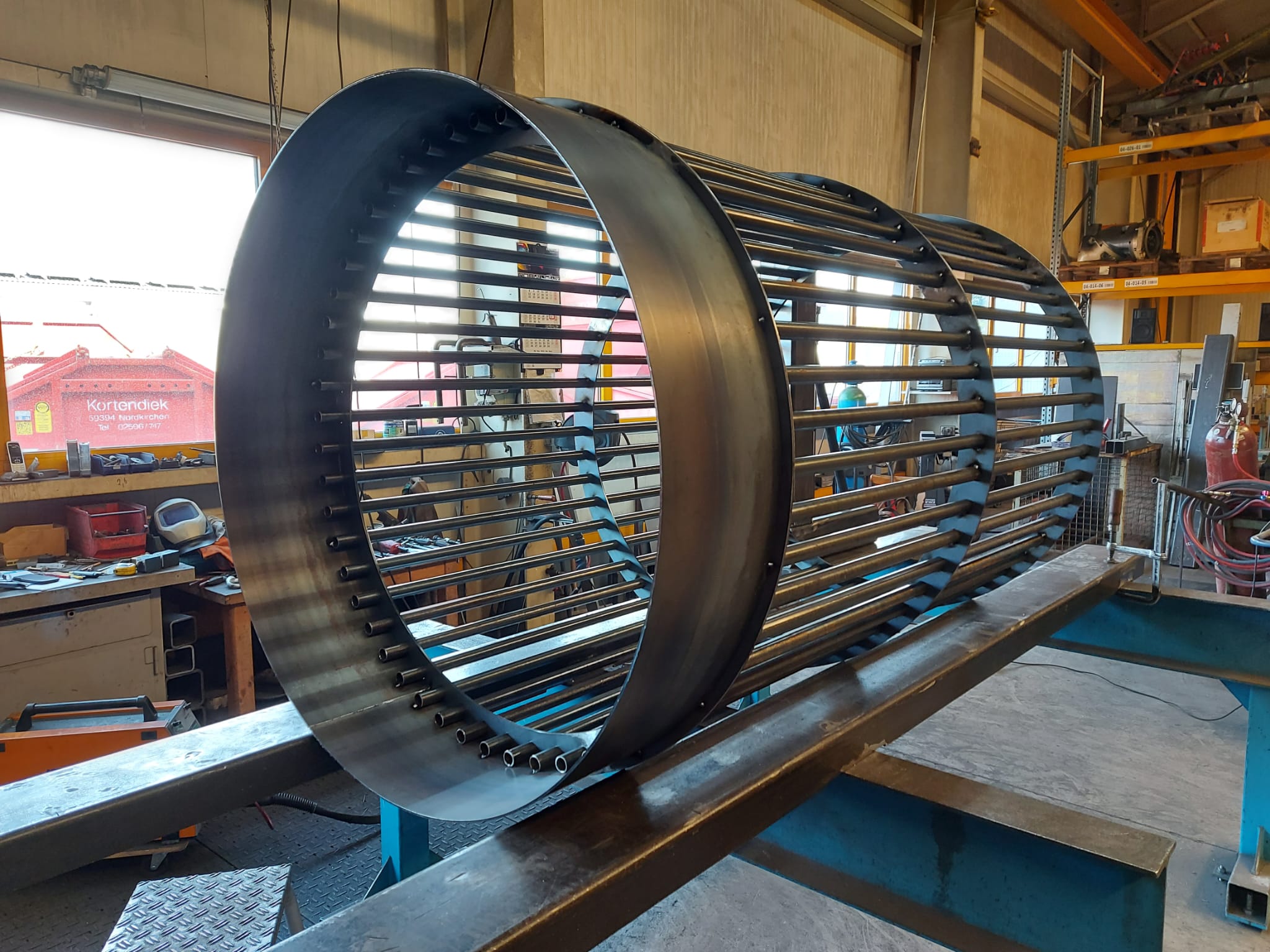 Reinigungsanlage für Spaltholz als Rundtrommel mit vorgebautem Einschüttrichter